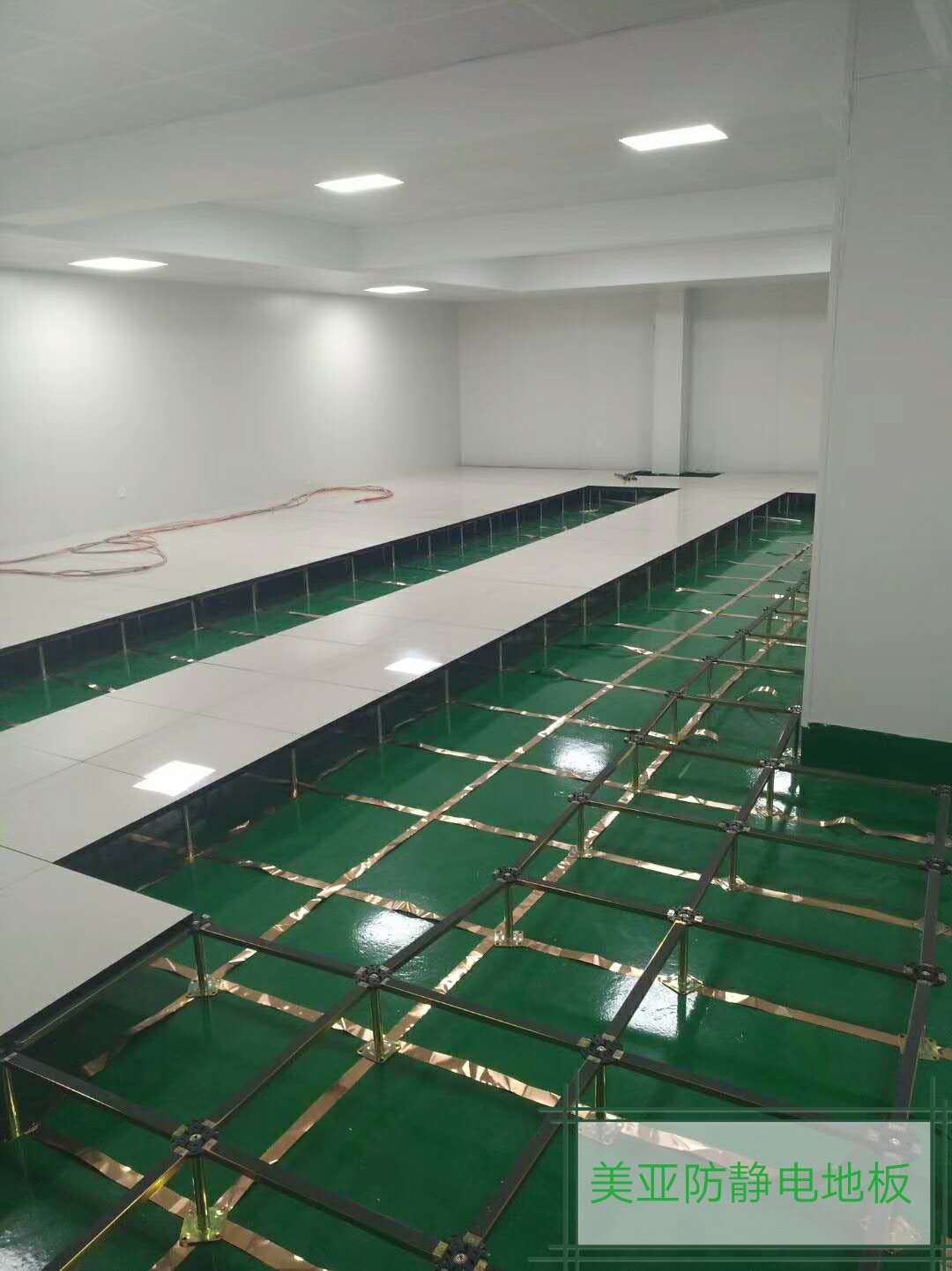 陶瓷防静电地板，室内铜箔接地，美亚防静电地板厂家标准铺设。